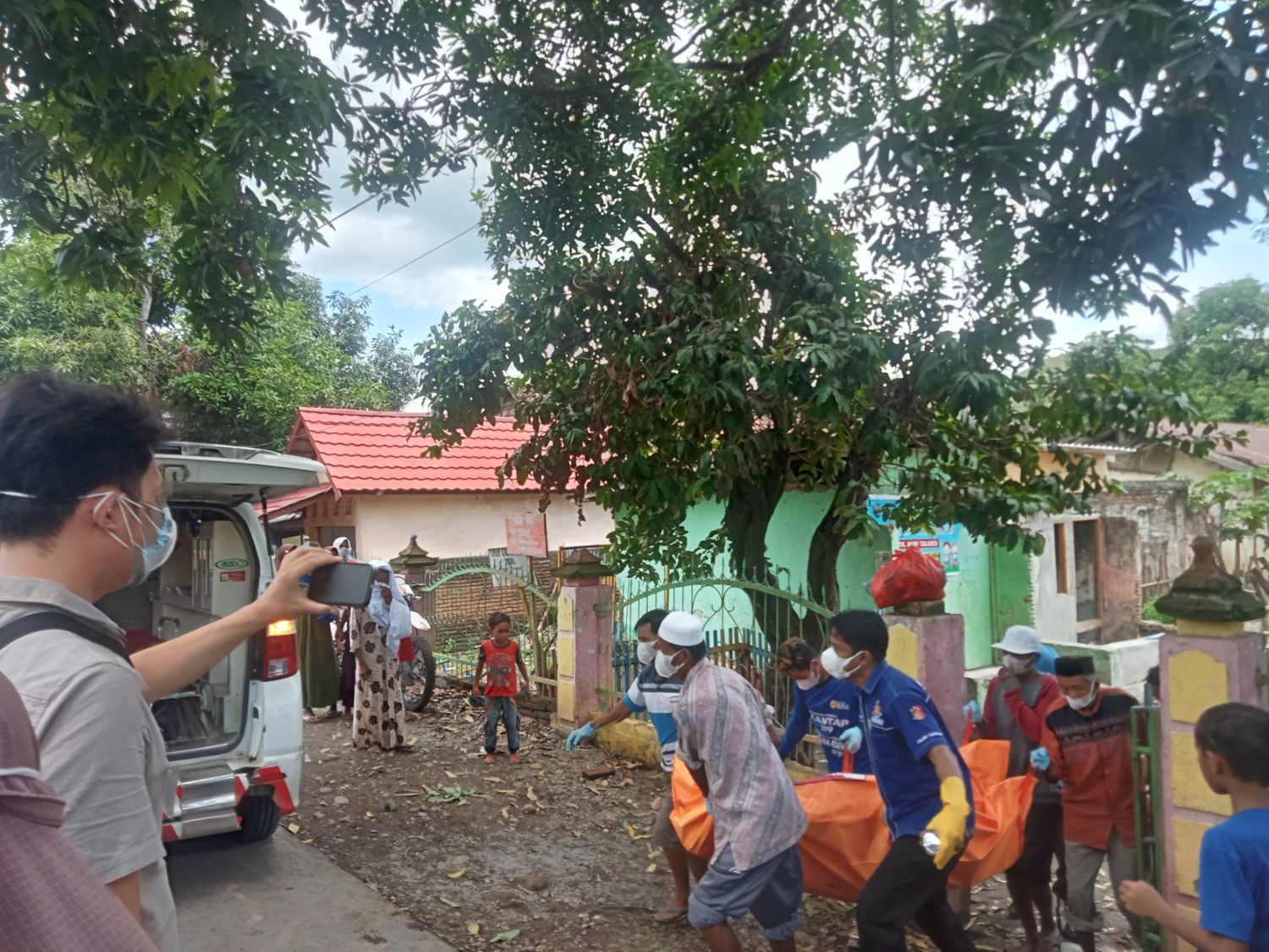 Warga Temukan Mayat Membusuk Dalam Perumahan SDN Taloko Kab. Bima