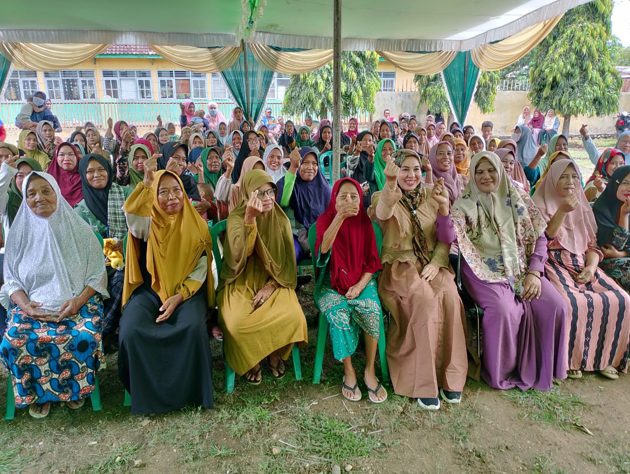 Reses di Sanggar; Mahdalena Berbagi Sembako dan Tawarkan Program Sosial Bagi Masyarakat