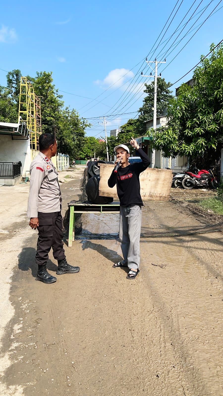 Masa APRPR Kepung Camat Bolo, Tuntut Perbaikan Jalan Desa Rato