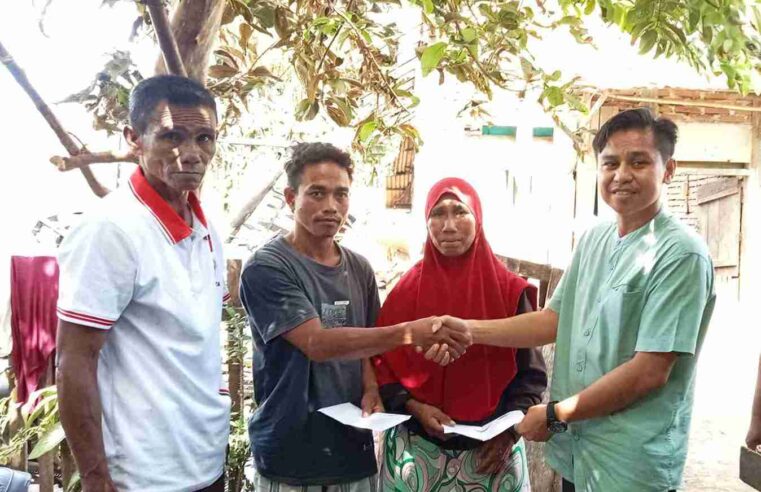 Waka 1 DPRD Kab. Bima Serahkan Bantuan Tunai Korban Kebakaran, Siap Bantu Pembangunan Sampai Tuntas