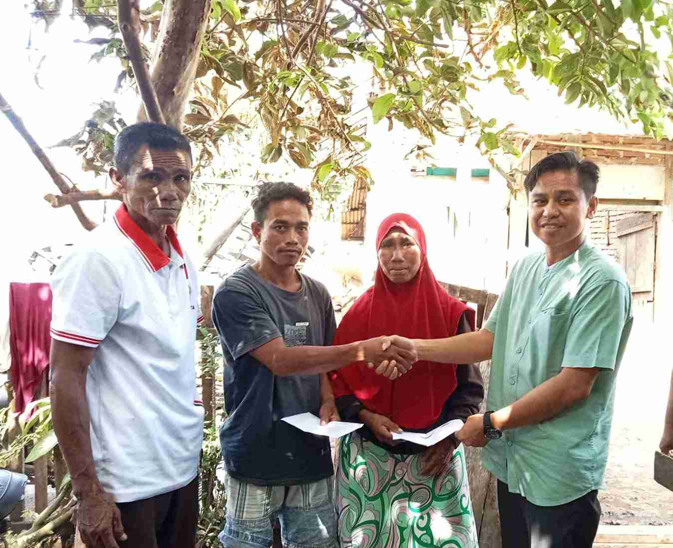 Waka 1 DPRD Kab. Bima Serahkan Bantuan Tunai Korban Kebakaran, Siap Bantu Pembangunan Sampai Tuntas