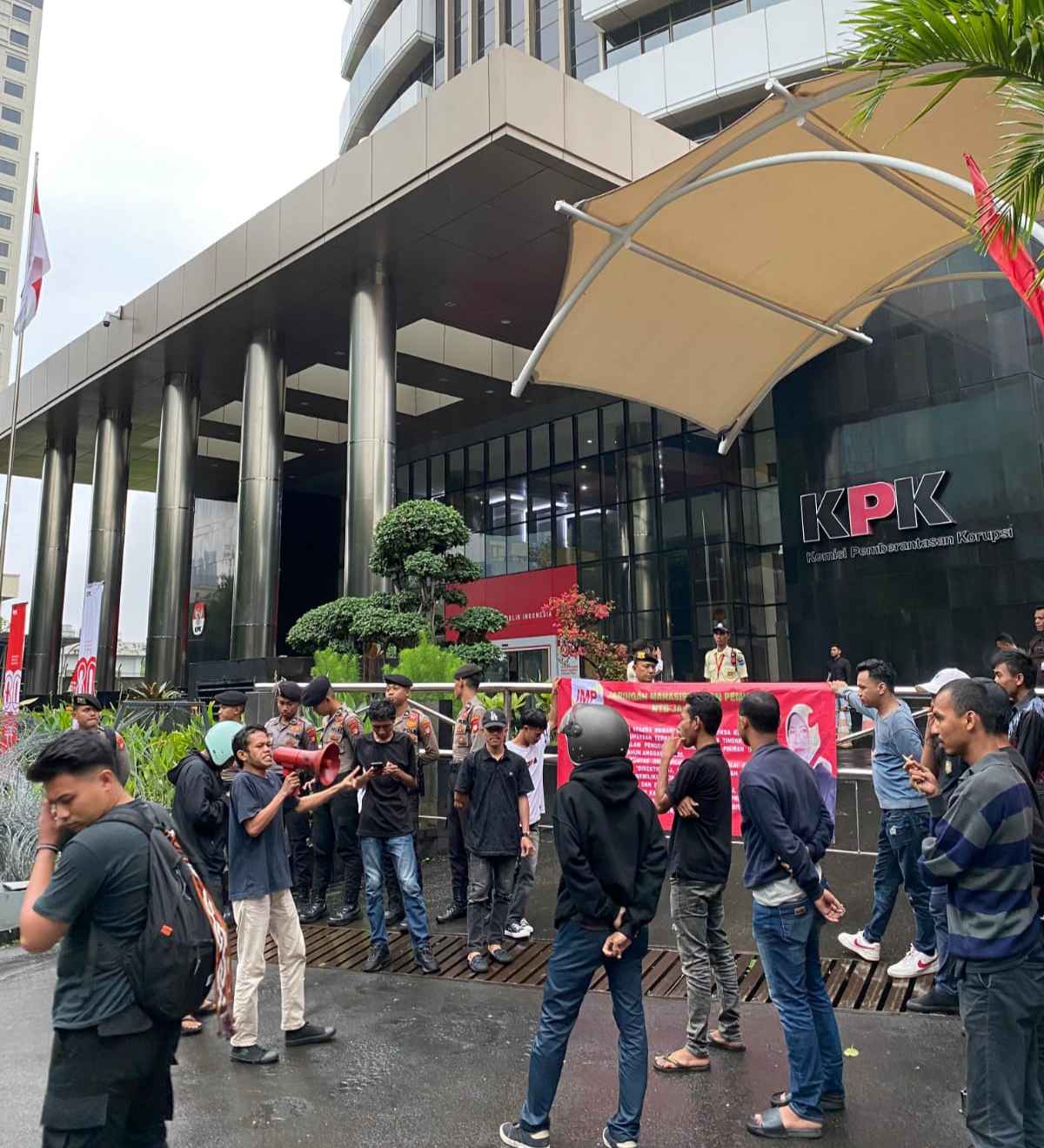 JMP NTB-Jakarta Desak KPK Tangkap & Adili Ketua DPRD NTB Hj. Baiq Isvie Rupaedah