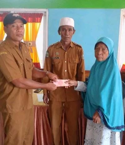 Pemdes Taloko Salurkan BLT kepada Warga yang Berhak Menerima