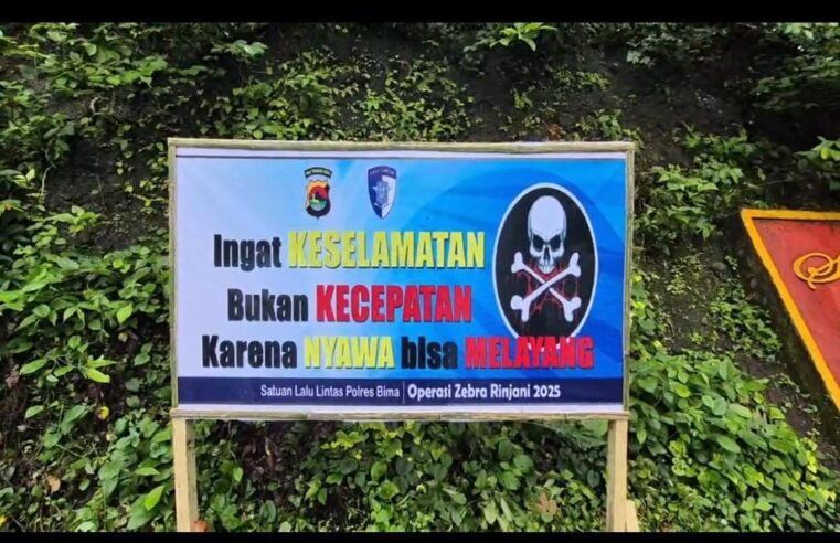 Polres Bima Pasang Papan Imbauan Keselamatan di Titik Rawan Kecelakaan