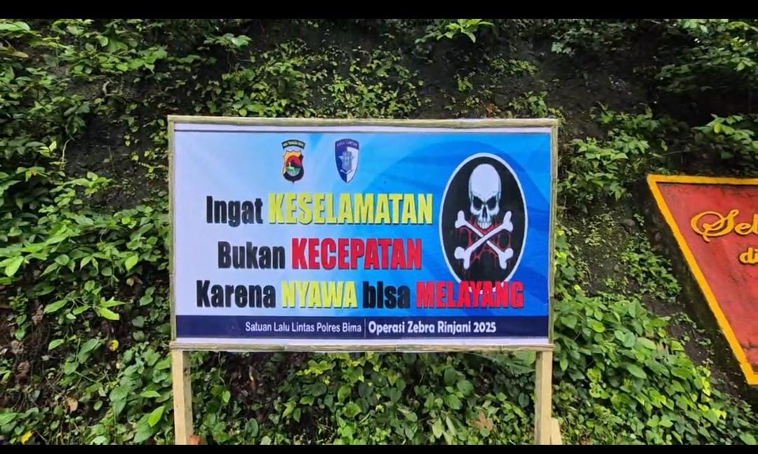 Polres Bima Pasang Papan Imbauan Keselamatan di Titik Rawan Kecelakaan