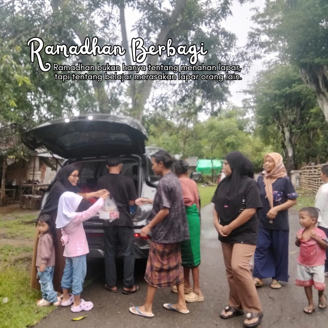 Ketua Iswara Bima Dyah Muhammad Erwin Berbagi Takjil di Panda Bima