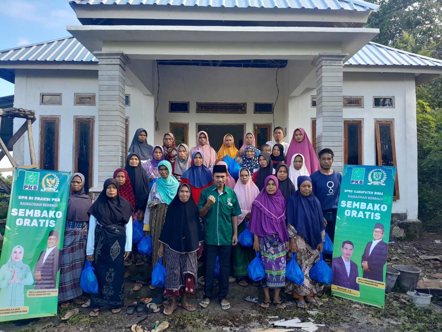 Sentuhan PKB di Lambitu: Hj. Mahdalena dan Muhtar Bagikan Paket Sembako di Lambitu